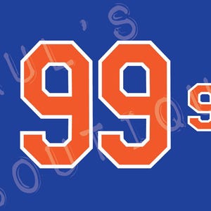 Może przedstawiać: Pomarańczowa i biała liczba 99 na niebieskim tle. Liczba jest w stylu czcionki koszulki baseballowej.