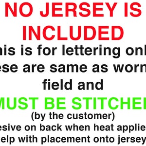 Pu&ograve; includere: Sfondo bianco con testo rosso e verde. Il testo recita: "NO JERSEY IS INCLUDED. Questo &egrave; solo per le scritte. DEVE ESSERE CUCITO (dal cliente). Adesivo sul retro quando viene applicato calore per aiutare con il posizionamento sulla maglia."