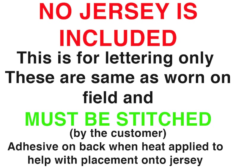 Pu&ograve; includere: Sfondo bianco con testo rosso e verde. Il testo recita: "NO JERSEY IS INCLUDED. Questo &egrave; solo per le scritte. DEVE ESSERE CUCITO (dal cliente). Adesivo sul retro quando viene applicato calore per aiutare con il posizionamento sulla maglia."
