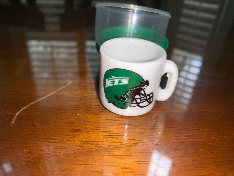 Lot of 6 New York Jets mini Gumball helmets and mini ceramic mugs