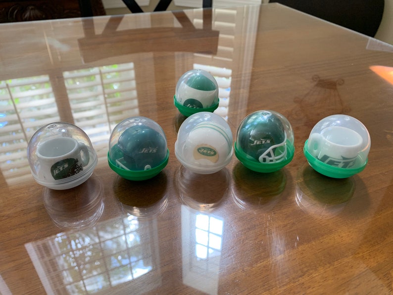 Lot of 6 New York Jets mini Gumball helmets and mini ceramic mugs