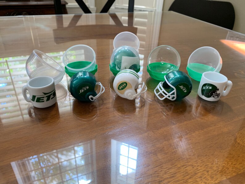 Lot of 6 New York Jets mini Gumball helmets and mini ceramic mugs