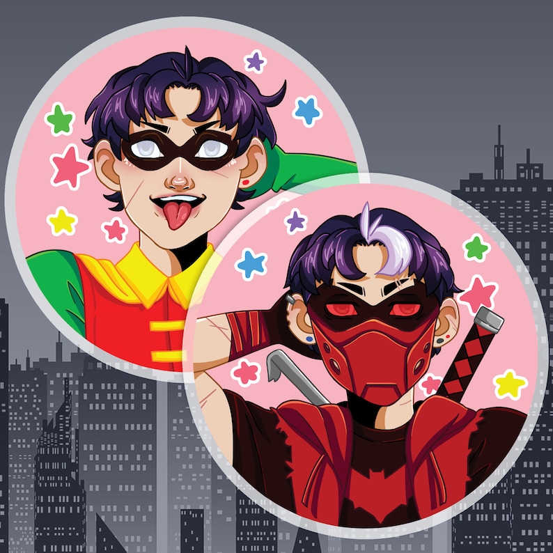 Op de afbeelding: Twee cartoonfiguren in superheldenpakken. Het personage links draagt een rood en geel pak met een groen shirt eronder. Het personage rechts draagt een rood en zwart pak met een rood masker. Beide personages hebben paars haar en staan tegen een roze achtergrond met kleurrijke sterren.