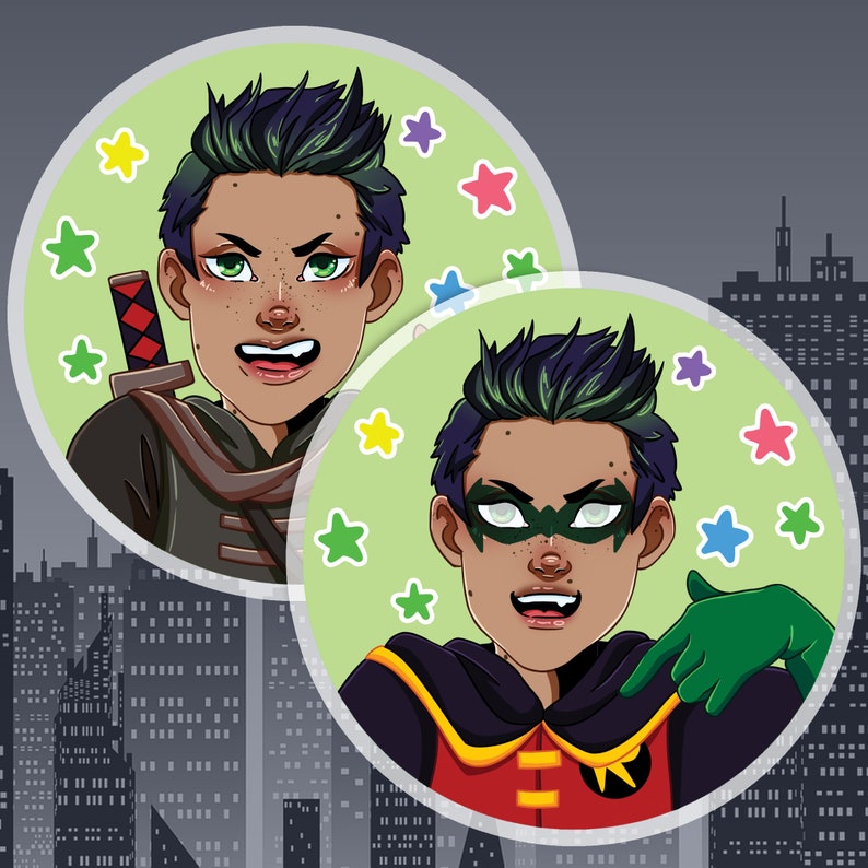 Op de afbeelding: Twee cartoonillustraties van jonge mannen met groen haar. De eerste illustratie is van een man die een zwart en bruin pak draagt met een zwaard. De tweede illustratie is van een man die een rood, geel en zwart superheldenpak draagt met een groen masker. Beide illustraties zijn geplaatst tegen een groene achtergrond met kleurrijke sterren.