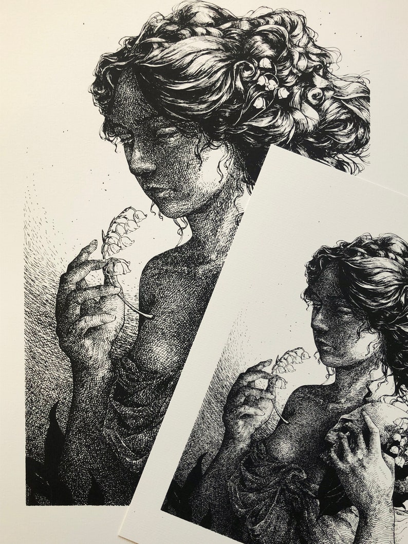 Pu&ograve; includere: Un'illustrazione in bianco e nero di una donna con i capelli lunghi e fluenti, che tiene un ramoscello di fiori. Sta guardando i fiori, e la sua espressione &egrave; serena.