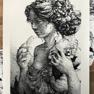 Pu&ograve; includere: Illustrazione in bianco e nero di una donna con i capelli lunghi e ricci che tiene un mazzo di mughetti. L'immagine &egrave; intitolata "Lily-of-the-Valley".