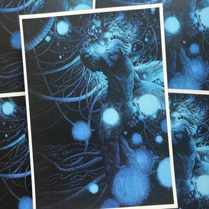 Op de afbeelding: Een blauwe en zwarte print van een figuur met een gloeiende bol in zijn hand, omringd door draaiende lijnen en stippen.