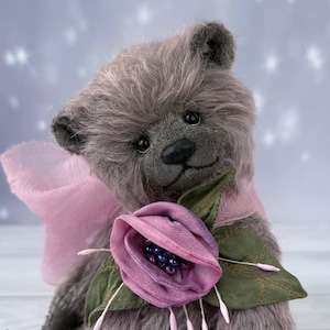 Urso de pelúcia artesanal de artista 7” OOAK Mohair Bear – Urso colecionável estilo vintage – Flor de seda e laço – Urso de pelúcia para presente ou coleção