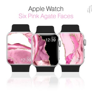 K&ouml;nnte beinhalten: Drei Apple Watches mit schwarzen Armb&auml;ndern und rosafarbenen Achat-Zifferbl&auml;ttern. Die Zifferbl&auml;tter zeigen rosa-goldene abstrakte Designs mit dem Text "FRI 18 12:39". Das Bild enth&auml;lt auch den Text "Apple Watch Six Pink Agate Faces".