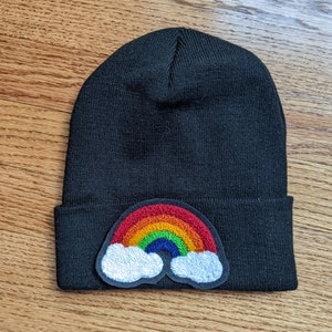 Mütze mit Regenbogen Chenille Patch - Zipfelmütze