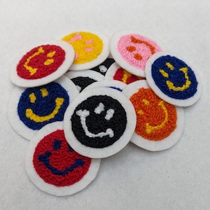 Piccola toppa in ciniglia da 1,5 pollici con faccina sorridente - da cucire - disponibile in diversi colori!