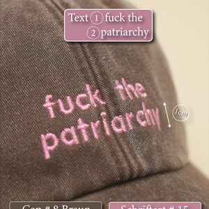K&ouml;nnte beinhalten: Braune Baseballkappe mit dem gestickten Schriftzug "fuck the patriarchy" in rosa Garn. Der Text ist ca. 1 cm hoch. Die Farbe der Kappe ist braun.