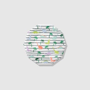 Op de afbeelding: Een wit papieren feestbord met een zwart-wit gestreept patroon en kleurrijke dinosaurus illustraties. De dinosaurussen zijn groen, oranje, paars en blauw. Het bord heeft een gegolfde rand.