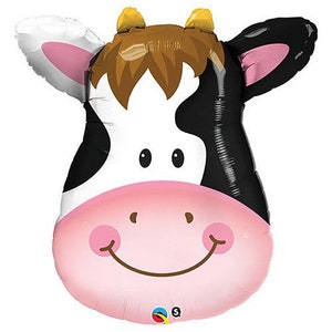 Könnte beinhalten: Ein schwarz-weißer Kuhkopf-Ballon mit rosa Ohren, braunen Haaren und einem großen Lächeln. Der Ballon ist aus Folie und perfekt für eine Bauernhof-Party.