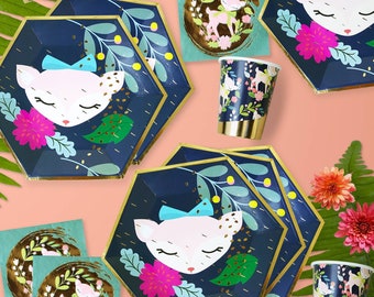 Dekoracje na imprezę w stylu leśnym - talerze z motywem małego jelonka - leśny baby shower - papierowe talerzyki w stylu leśnym - dziewczęcy las - zwierzęta w stylu leśnym
