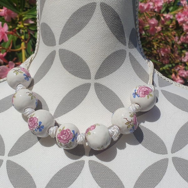 Collier vintage ras de cou avec perles en terre cuite émaillée avec motif fleurs roses sur fonc blanc