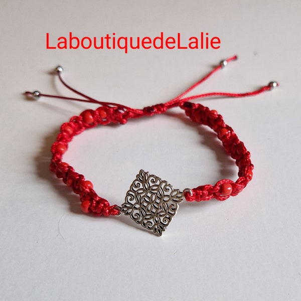 Bracelet réglable en micro-macramé fait main en polyester ciré rouge, perles en verre et connecteur
