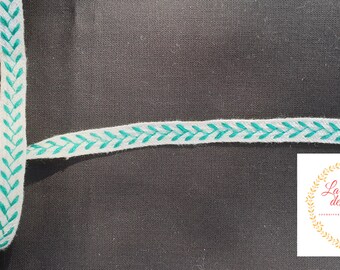 Old embroidered stripe, 8 mm green