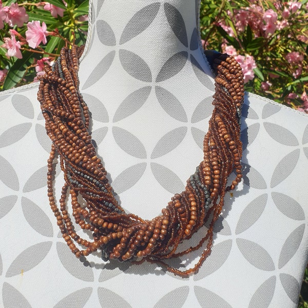 Collier vintage fait de différents rangs de perles marrons