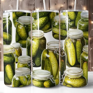 Puede incluir: Un juego de tres vasos de acero inoxidable con fondo blanco y un patrón repetido de tarros de pepinillos verdes llenos de pepinillos encurtidos.