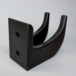Puede incluir: Soporte de pared de pl&aacute;stico negro con dos ganchos. El soporte tiene dos agujeros para tornillos en la parte posterior.