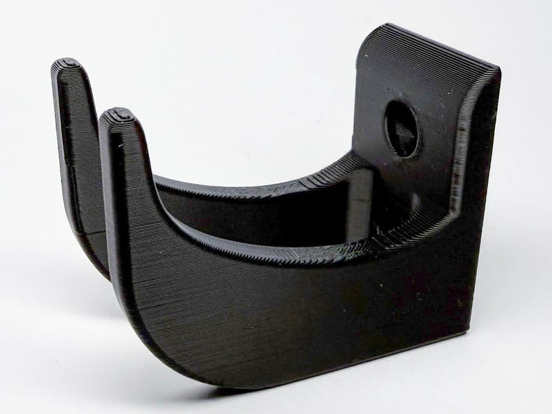 Puede incluir: Gancho de pared de pl&aacute;stico negro con dos puntas. El gancho est&aacute; dise&ntilde;ado para sujetar una variedad de art&iacute;culos, como abrigos, sombreros o bolsos.