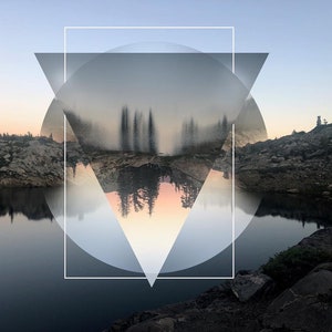 Può includere: Una fotografia di paesaggio serena con un lago calmo che riflette il cielo e gli alberi circostanti. Forme geometriche sovrapposte, tra cui un quadrato bianco e triangoli e cerchi grigi. La scena evoca tranquillità.