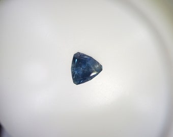 Neat blue Montana sapphire trilliant VS T201