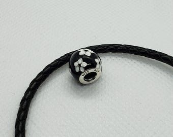 Charm de flor mística con esmalte blanco y negro para pulsera Pandora (edición limitada)