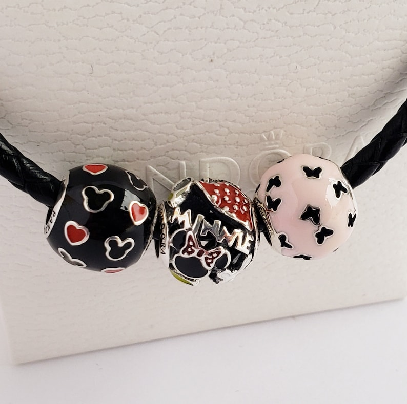 NUEVO CONJUNTO de 3 Charms de Mariposa Rosa Calado con Partes del Cuerpo de Minnie Mouse y Charms de Esmalte con Corazones de Mickey Mouse de Disney para Pulsera Pandora imagen 1