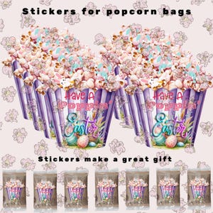 Puede incluir: Bolsas de palomitas de maíz a rayas de color morado y blanco con un diseño de Pascua rosa y blanco. Las bolsas tienen el texto "Have a Poppin' Easter". Las pegatinas son un gran regalo.