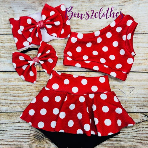 Ensemble à pois pour bébé fille : haut asymétrique, jupe-culotte et nœud