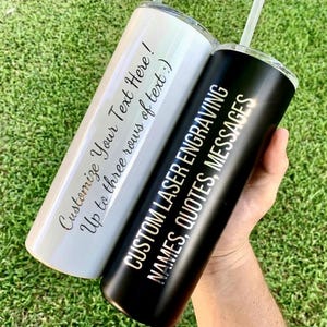 Puede incluir: Dos vasos cil&iacute;ndricos de acero inoxidable con tapas y pajitas. Uno es blanco con texto negro que dice Customize Your Text Here! Up to three rows of text :). El otro es negro con texto plateado CUSTOM LASER ENGRAVING NAMES, QUOTES, MESSAGES.