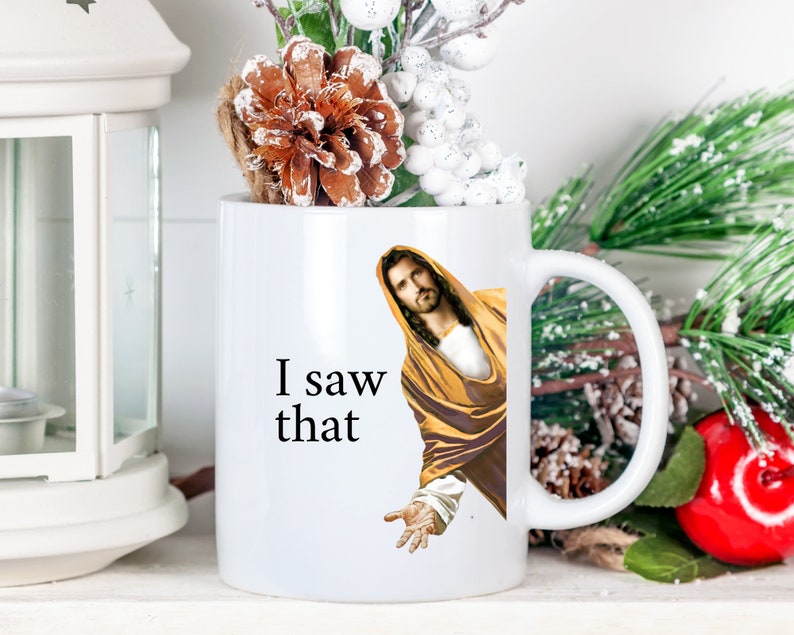 K&ouml;nnte beinhalten: Wei&szlig;e Keramik-Kaffeetasse mit einem Schwarzwei&szlig;bild von Jesus und dem Text "I saw that".