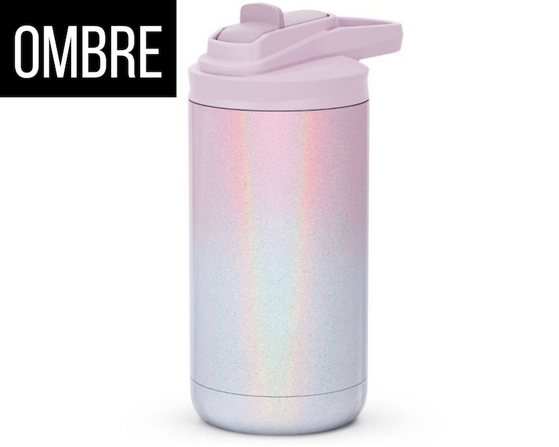 Puede incluir: Una botella de agua de acero inoxidable con tapa lila claro y un dise&ntilde;o degradado iridiscente y brillante. La palabra "OMBRE" est&aacute; impresa en blanco sobre un rect&aacute;ngulo negro. La botella tiene una tapa abatible.