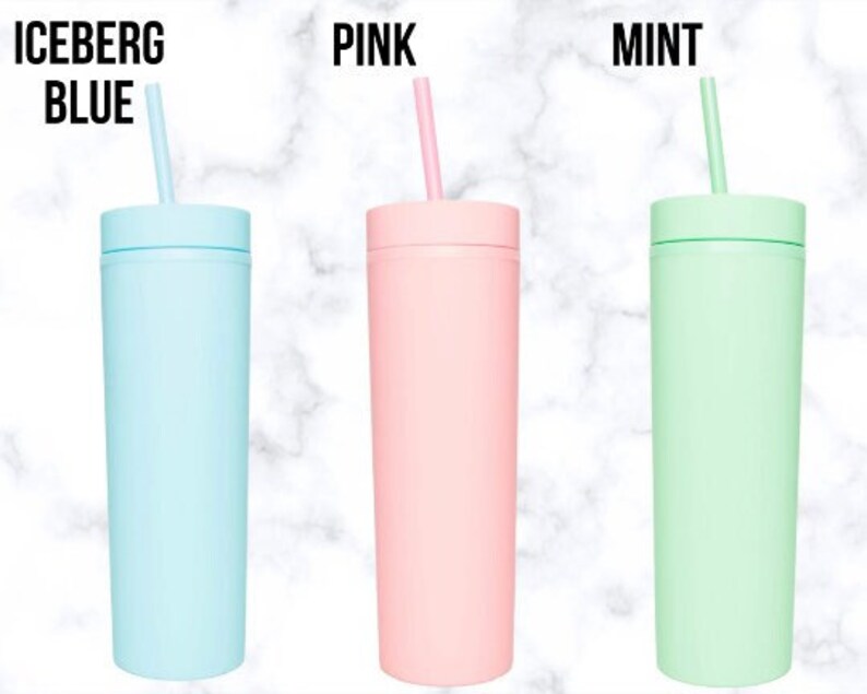 K&ouml;nnte beinhalten: Drei isolierte Becher in Pastellfarben: Eisbergblau, Pink und Mint. Jeder Becher hat einen passenden Strohhalm und einen Schraubdeckel. Der Text "ICEBERG BLUE", "PINK" und "MINT" ist &uuml;ber jedem Becher aufgedruckt.