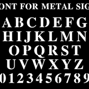 Op de afbeelding: Een wit lettertype alfabet en cijfers voor metalen borden. De letters zijn in hoofdletters en in een vetgedrukte, blokkige stijl.