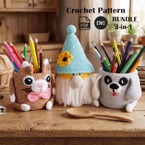 Pode incluir: Um conjunto de padrões de crochê 3 em 1 PDF ENG com três porta-lápis de fio feitos à mão: um gato castanho com laço rosa, um gnomo com chapéu azul claro e girassol amarelo, e um cão cinzento claro, todos cheios de lápis coloridos.
