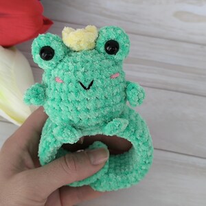 From "Creative House Pattern," an ENG PDF download for this charming plush frog slap bracelet. Perfect for learning to make your own reusable accessories using the "slap bracelet crochet pattern Frog.