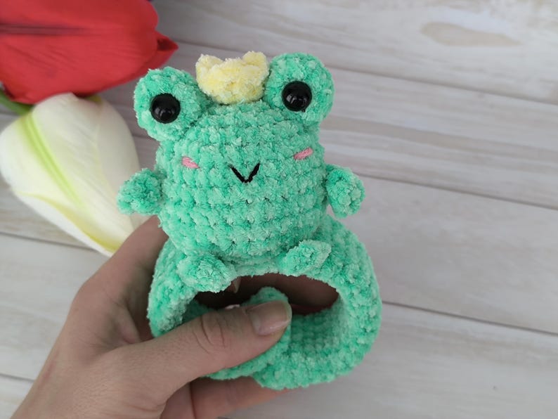 From "Creative House Pattern," an ENG PDF download for this charming plush frog slap bracelet. Perfect for learning to make your own reusable accessories using the "slap bracelet crochet pattern Frog.