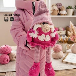 Valentinstag Wichtel Häkelanleitung, Zwerg mit Herz, Amigurumi Gnom mit Herz, Zwerglein Häkelanleitung, Valentinstag Geschenk, PDF englisch