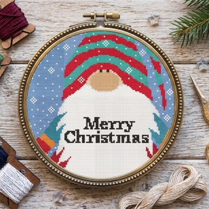 Patrón de punto de cruz de gnomo navideño, gráfico de bordado navideño moderno, diseño de bordado escandinavo de invierno, descarga instantánea en PDF.