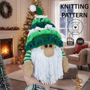 Op de afbeelding: Een handgemaakte gebreide kabouter met een groen-witte boomvormige hoed, een lange witte baard en gestreepte groen-witte mouwen. De afbeelding bevat de tekst "KNITTING PATTERN" en een logo met de woorden "CREATIVE HOUSE PATTERN".