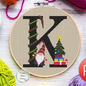 Letra K Padrão de ponto cruz de gnomo de Natal, ponto cruz de árvore de Natal em PDF, padrão de bordado de gnomo de Natal, alfabeto de feriado em ponto cruz