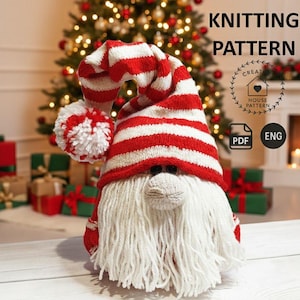 Könnte beinhalten: Ein gestrickter Wichtel mit rot-weiß gestreifter Mütze und langem weißem Bart. Der Wichtel hat eine runde Nase und einen Bommel am Ende seiner Mütze. Das Bild enthält auch den Text "KNITTING PATTERN".