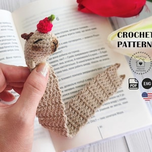 Patrón de ganchillo en PDF en inglés para marcapáginas de capibara, tutorial de amigurumi de animales, idea de regalo DIY de capibara para amantes de los libros y las manualidades.