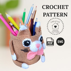 Portapenne a forma di gatto amigurumi all'uncinetto, schema inglese, simpatico organizer da scrivania a forma di gattino, portapenne fai da te a forma di gatto, decorazione da scrivania all'uncinetto, regalo per gli amanti dei gatti.