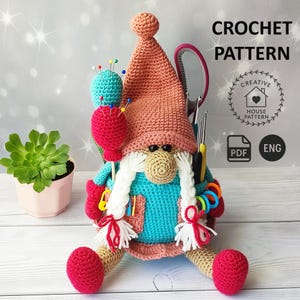 Schema uncinetto gnomo PDF in inglese, bambola organizer all'uncinetto, arredamento per la casa, gnomo amigurumi, porta uncinetti, giocattolo schema amigurumi