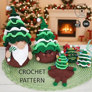 Puede incluir: Una colección de adornos de árbol de Navidad y figuras de gnomos hechos a mano con ganchillo. Los árboles son verdes y blancos, con bases marrones. Un gnomo sostiene un bastón de caramelo. Se muestra el texto "CROCHET PATTERN".