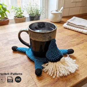 Peut inclure: Ensemble de trois mugs en céramique avec une finition mate et mouchetée. Les tasses sont de couleur crème, gris clair et gris foncé. Chaque mug a un design simple et minimaliste avec une anse arrondie.